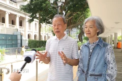 Nhà nghiên cứu Lý Minh Hán cùng vợ Phùng Lệ Quyên trả lời phỏng phóng viên TTXVN. (Ảnh: Xuân Vịnh/TTXVN)