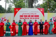 Lễ cắt băng khai mạc triển lãm. (Ảnh: Thanh Tùng/TTXVN)