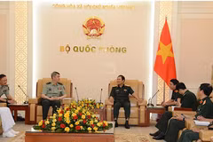 Đại tướng Nguyễn Tân Cương tiếp Thiếu tướng Lưu Khải. (Nguồn: Báo Quân đội nhân dân)