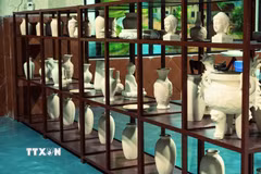 Không gian trưng bày các sản phẩm Làng Gốm Việt tại lễ công bố. (Ảnh: TTXVN phát)