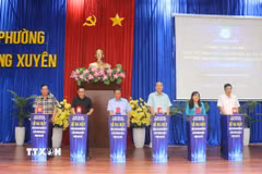Đại biểu thực hiện nghi thức ra mắt và đưa vào vận hành Hệ sinh thái chuyển đổi số và Cổng thương mại điện tử phường Long Xuyên, tỉnh An Giang. (Ảnh: Công Mạo/TTXVN) 