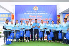 Liên đoàn Lao động tỉnh Tây Ninh trao quà tặng đoàn viên, người lao động có hoàn cảnh khó khăn tại Chương trình “Bữa cơm Công đoàn” năm 2026. (Ảnh: Minh Phú/TTXVN)