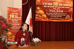 Bà Lê Thương, Chủ tịch Hiệp hội Người Việt Nam vùng Kansai phát biểu tại lễ kỷ niệm. (Ảnh: Nguyễn Tuyến/TTXVN)