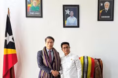 Đại biện Việt Nam tại Timor Leste Phạm Bình Đàm và Phó Thủ tướng Timor Leste, Mariano Assanami Sabino. (Ảnh: Đỗ Quyên/TTXVN)