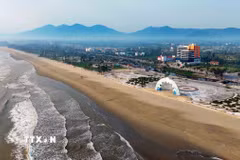 Khu du lịch biển Xuân Thành (xã Tiên Điền) là địa chỉ hấp dẫn đối với du khách khi mùa hè đến. (Ảnh: Hữu Quyết/TTXVN)