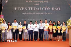 Ban tổ chức tặng hoa tới các đơn vị xuất bản, phát hành đã trao tặng sách cho tủ sách “Huyền thoại Côn Đảo.” (Ảnh: Trung Tuyến/TTXVN)