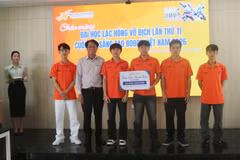 Các thành viên đội LF-FOF (Trường đại học Lạc Hồng, thành phố Đồng Nai) được khen thưởng sau khi xuất sắc giành ngôi vô địch Robocon Việt Nam 2026. (Ảnh: Lê Xuân/TTXVN)