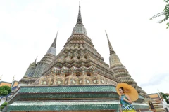 Khách du lịch tham quan Chùa Wat Pho ở Bangkok, Thái Lan. (Ảnh: THX/TTXVN)