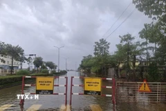 Nhiều tuyến đường thành phố Huế phải đặt biển cảnh báo vì ngập sâu. (Ảnh: Mai Trang/TTXVN)