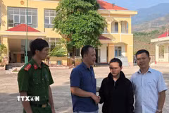 Chính quyền xã Đăk Na (huyện Tu Mơ Rông, tỉnh Kon Tum) động viên, hỗ trợ đưa công dân A Nhanh (áo đen) về nhà an toàn sau khi bị lừa sang Campuchia với chiêu trò "việc nhẹ lương cao". (Ảnh: TTXVN phát)