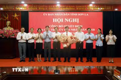 Đại diện lãnh đạo Sở Công thương tỉnh Sơn La và một số đơn vị trực thuộc tặng hoa chúc mừng ông Nguyễn Thế Vinh được bổ nhiệm giữ chức Phó Giám đốc Sở Công Thương tỉnh. (Ảnh: Quang Quyết/TTXVN)