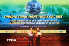 Chủ tịch UBND tỉnh Cao Bằng Lê Hải Hòa tặng Bằng khen cho Nhà hát kịch Việt Nam. (Ảnh: Chu Hiệu/TTXVN)