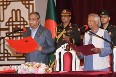 Ông Muhammad Yunus (phải) tuyên thệ nhậm chức người đứng đầu Chính phủ lâm thời Bangladesh, tại Dhaka, ngày 8/8/2024. (Ảnh: THX/TTXVN)