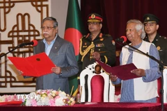 Ông Muhammad Yunus (phải) tuyên thệ nhậm chức người đứng đầu Chính phủ lâm thời Bangladesh, tại Dhaka, ngày 8/8/2024. (Ảnh: THX/TTXVN)