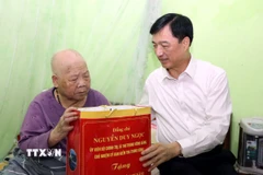 Chủ nhiệm Ủy ban Kiểm tra Trung ương Nguyễn Duy Ngọc thăm, tặng quà mẹ Việt Nam anh hùng Nguyễn Thị Kim (93 tuổi ở phường Đông Kinh) - là mẹ của hai liệt sỹ. (Ảnh: Văn Đạt/TTXVN)