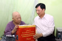 Chủ nhiệm Ủy ban Kiểm tra Trung ương Nguyễn Duy Ngọc thăm, tặng quà mẹ Việt Nam anh hùng Nguyễn Thị Kim (93 tuổi ở phường Đông Kinh) - là mẹ của hai liệt sỹ. (Ảnh: Văn Đạt/TTXVN)