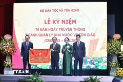 Bộ trưởng Bộ Dân tộc và Tôn giáo Đào Ngọc Dung tặng Bức trướng cho Ban Tôn giáo Chính phủ. (Ảnh: TTXVN phát)