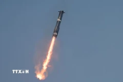 Tên lửa đẩy mang theo tàu vũ trụ Starship rời khỏi bệ phóng tại Brownsville, Texas, Mỹ. (Ảnh: REUTERS/TTXVN)