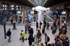 Hành khách tại nhà ga tàu hỏa ở Paris, Pháp. (Ảnh: THX/TTXVN)