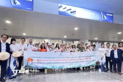 Lãnh đạo ngành du lịch Hà Nội và các đơn vị lữ hành chào đón vị khách quốc tế thứ 5 triệu đến Hà Nội năm 2026 cùng đoàn khách đến từ Tây Ban Nha tại Cảng Hàng không quốc tế Nội Bài. (Ảnh: Tuyết Mai/TTXVN)