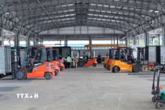 Khu vực sang tải hàng hóa xuất nhập khẩu trong khu vực cửa khẩu Chi Ma, tỉnh Lạng Sơn. (Ảnh: Quang Duy/TTXVN)