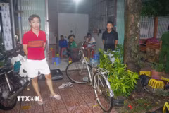 Các đối tượng liên quan vụ "Cố ý gây thương tích dẫn đến chết người" tại phường Khánh Hậu, tỉnh Tây Ninh được Cơ quan Cảnh sát điều tra Công an tỉnh Tây Ninh đưa đến hiện trường để phục vụ công tác điều tra. (Ảnh: TTXVN phát)