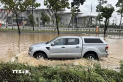 Đường gom Đại lộ Thăng Long ngập sâu, xe máy, ôtô tràn vào cao tốc gây ùn tắc