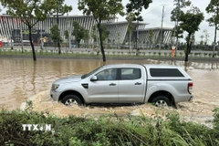 Đường gom Đại lộ Thăng Long ngập sâu, xe máy, ôtô tràn vào cao tốc gây ùn tắc