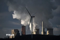 Khói thải bốc lên tại nhà máy điện than RWE. (Ảnh: Getty Images/TTXVN) 