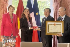 Quyền Bộ trưởng Bộ Nông nghiệp và Môi trường Trần Đức Thắng trao tặng Kỷ niệm chương vì sự nghiệp nông nghiệp và phát triển nông thôn cho bà Marion Chaminade, nguyên Tham tán Nông nghiệp tại Đại sứ quán Pháp tại Việt Nam. (Ảnh: Hữu Chiến/TTXVN) 