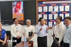 Bí thư Thành ủy Thành phố Hồ Chí Minh Trần Lưu Quang kiểm tra hoạt động tại Trung tâm Phục vụ hành chính công an phường Dĩ An. (Ảnh: Huyền Trang/TTXVN)