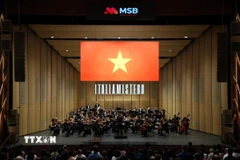 Nghệ sỹ biểu diễn trong chương trình hòa nhạc “Italia Mistero: Bí ẩn nước Ý.” (Ảnh: TTXVN phát) 