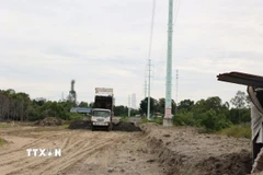 Đơn vị thi công đắp đất nền đường dự án Long Sơn-Cái Mép. (Ảnh: Hoàng Nhị/TTXVN)