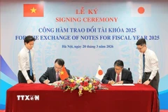 Ông Trần Quốc Phương, Thứ trưởng Bộ Tài chính và Đại sứ Đặc mệnh toàn quyền Nhật Bản tại Việt Nam Ito Naoki thay mặt Chính phủ hai nước ký Công hàm. (Ảnh: Lê Đông/TTXVN)