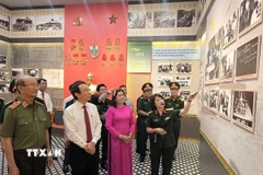 Đại biểu tham quan Nhà tưởng niệm Đại tá, Anh hùng Lực lượng vũ trang nhân dân, liệt sỹ Phạm Ngọc Thảo. (Ảnh: Huỳnh Phúc Hậu/TTXVN)
