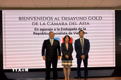 Đại sứ Việt Nam tại Argentina Ngô Minh Nguyệt, ông Ngô Mạnh Khôi, Trưởng Thương vụ Việt Nam tại Argentina và Chủ tịch Phòng Châu Á, trực thuộc Phòng Thương mại châu Á-Thái Bình Dương, Rallys Pliauzer, tại Hội thảo. (Ảnh: Diệu Hương/TTXVN)