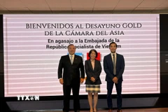 Đại sứ Việt Nam tại Argentina Ngô Minh Nguyệt, ông Ngô Mạnh Khôi, Trưởng Thương vụ Việt Nam tại Argentina và Chủ tịch Phòng Châu Á, trực thuộc Phòng Thương mại châu Á-Thái Bình Dương, Rallys Pliauzer, tại Hội thảo. (Ảnh: Diệu Hương/TTXVN)