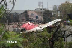 Hiện trường vụ rơi máy bay của Hãng Air India ở thành phố Ahmedabad, bang Gujarat, Ấn Độ ngày 13/6/2025. (Ảnh: THX/TTXVN)
