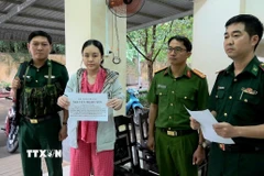 Đối tượng Nguyễn Thị Huyền bị tạm giữ. (Ảnh: TTXVN phát)