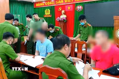 Công an Thành phố Hồ Chí Minh phối hợp với các đơn vị chức năng tiếp nhận 47 công dân Việt Nam bị Hoa Kỳ trục xuất về nước tại Công an Cửa khẩu Cảng Hàng không quốc tế Nội Bài (Hà Nội). (Ảnh: TTXVN phát)