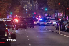 Cảnh sát phong tỏa hiện trường vụ xả súng ở Washington, D.C., Mỹ. (Ảnh: THX/TTXVN) 