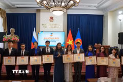 Phó Bí thư Đảng uỷ Việt Nam tại Liên bang Nga Ngô Thị Thu Hoài trao bằng khen cho cá nhân đạt thành tích xuất sắc. (Ảnh: Tâm Hằng/TTXVN)