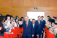 Tổng Bí thư Tô Lâm và các đồng chí lãnh đạo Đảng, Nhà nước dự triển lãm Đảng Cộng sản Việt Nam từ Đại hội đến Đại hội. (Ảnh: Thống Nhất/TTXVN)