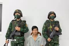 Đối tượng Phạm Huỳnh Giỏi bị bắt giữ tại Đồn Biên phòng Ninh Điền vì hành vi tổ chức cho người khác xuất cảnh trái phép. (Ảnh: TTXVN phát) 