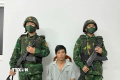 Đối tượng Phạm Huỳnh Giỏi bị bắt giữ tại Đồn Biên phòng Ninh Điền vì hành vi tổ chức cho người khác xuất cảnh trái phép. (Ảnh: TTXVN phát) 