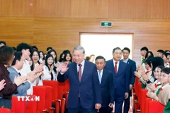 Tổng Bí thư Tô Lâm và các đồng chí lãnh đạo Đảng, Nhà nước dự triển lãm Đảng Cộng sản Việt Nam từ Đại hội đến Đại hội. (Ảnh: Thống Nhất/TTXVN)