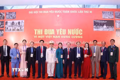 Các đại biểu chụp ảnh lưu niệm tại khu Trưng bày ảnh của Thông tấn xã Việt Nam. (Ảnh: Văn Điệp/TTXVN)