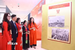 Các đại biểu tham quan Trưng bày ảnh của Thông tấn xã Việt Nam. (Ảnh: Văn Điệp/TTXVN)