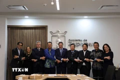 Phái đoàn ASEAN chụp ảnh chung cùng lãnh đạo thành phố Zapopan, bang Jalisco. (Ảnh: Phi Hùng/TTXVN) 