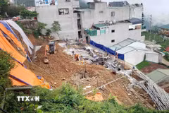 Một góc hiện trường điểm sạt lở trên tuyến đường lên khu vực Cổng Trời. (Ảnh: Hoàng Hùng/TTXVN)
